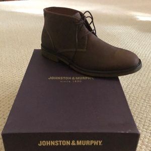 Men’s size 9 1/2 Johnston and Murphy chukka boot